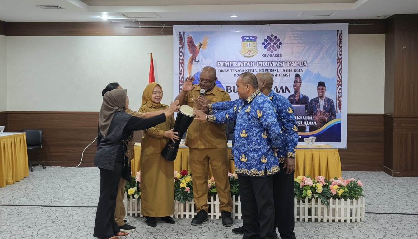 Plt. Kepala Dinas Tenaga Kerja Koperasi UKM & Transmigrasi Provinsi Papua, resmi membuka Kegiatan Teknologi Informasi dan Komunikasi (TIK) Bagi Pencari Kerja OAP Provinsi Papua Tahun Anggaran 2026